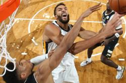 开云体育下载-雄鹿轻取尼克斯，希腊怪兽砍下+