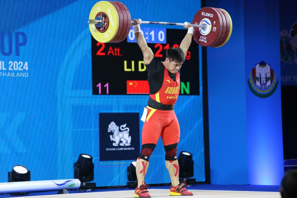 关于大洋洲代表队在举重比赛中实现突破摘银的信息