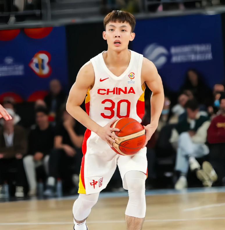 籃球明星在今晚的比賽中交出了高水平表現