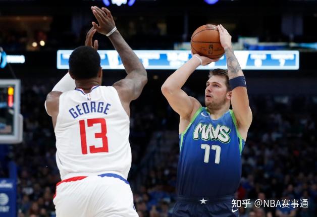 爵士鏖战深圳队,克莱带队取胜 爵士鏖战深圳队,克莱带队取胜