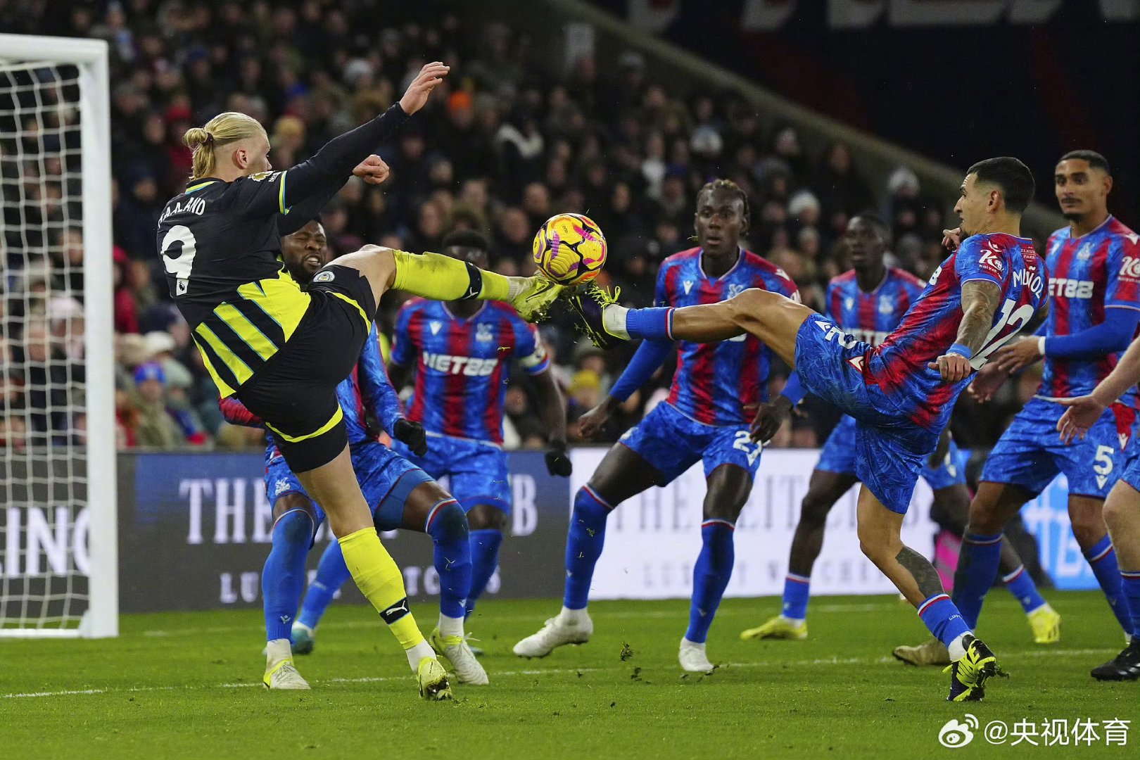 曼城客场逼平曼联,收获英超殿军 曼城客场逼平曼联,收获英超殿军