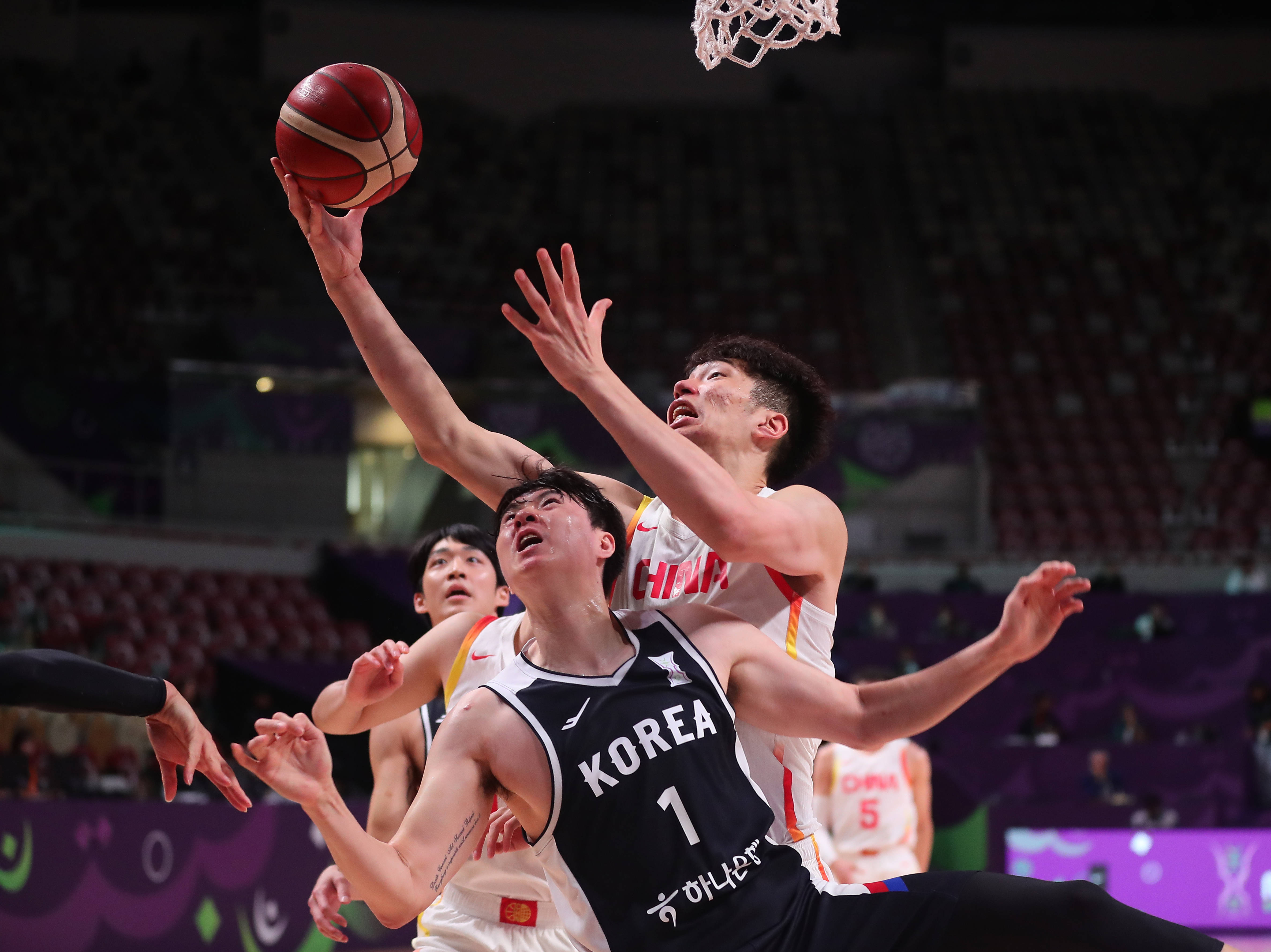 欧亚区球队在国际篮球盛事中获胜