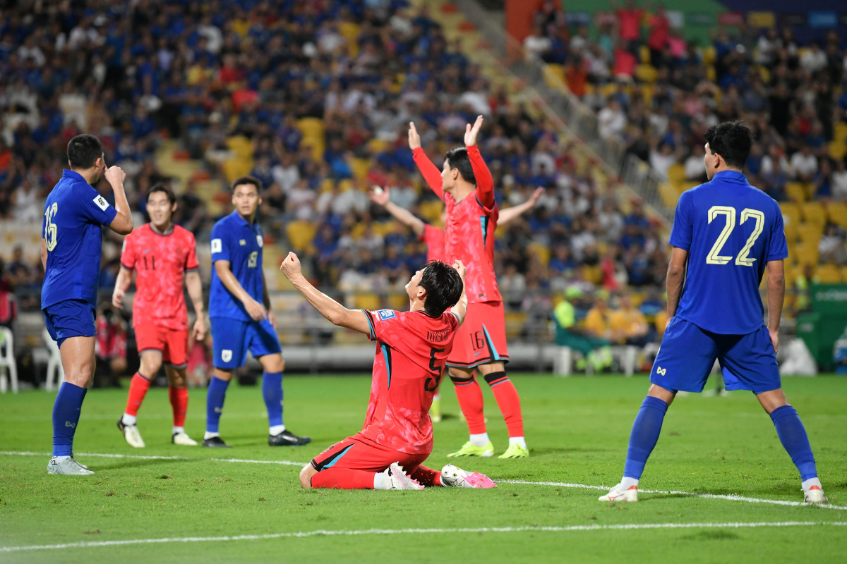 热血足球比赛展现激烈对决场面