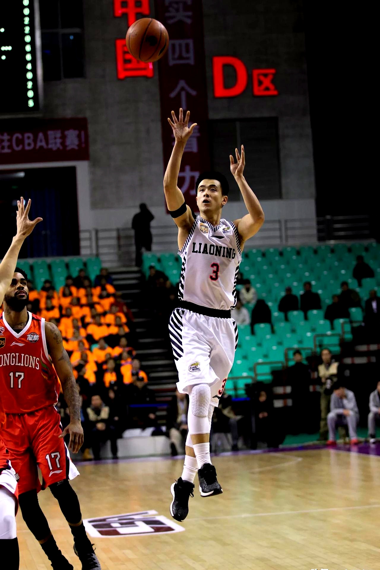 包含球员不畏困难风雨，篮球比赛中铁心拼搏的词条