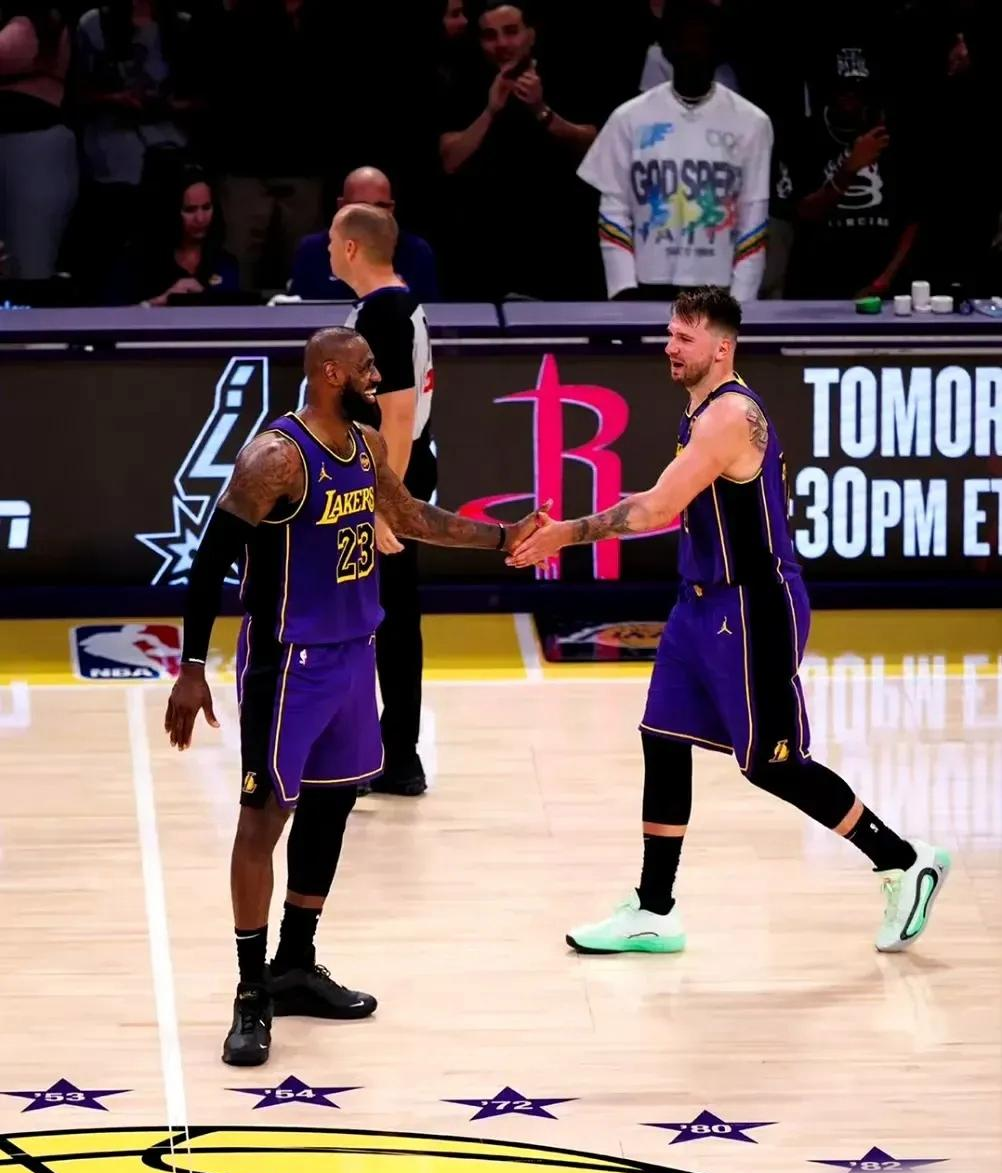 湖人碾压波兰男篮，锡安送出助攻