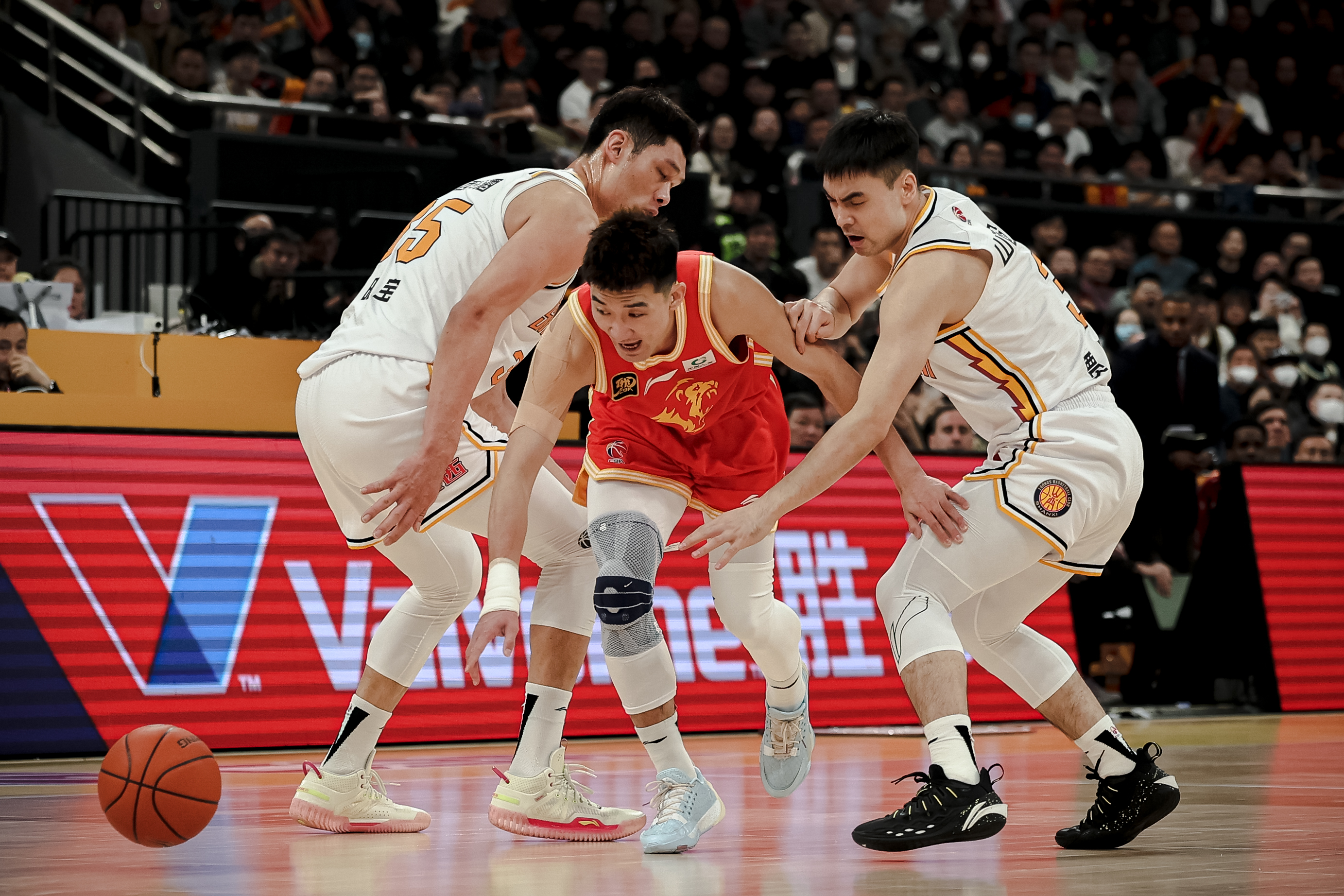 浙江队险胜四川队，库里高光表现