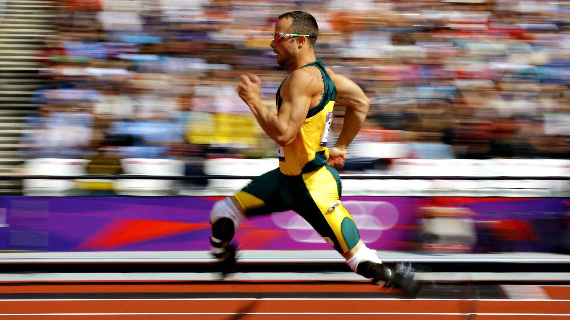 赛道与球场，当F1争冠焦点战遇上雄鹿碾压广厦